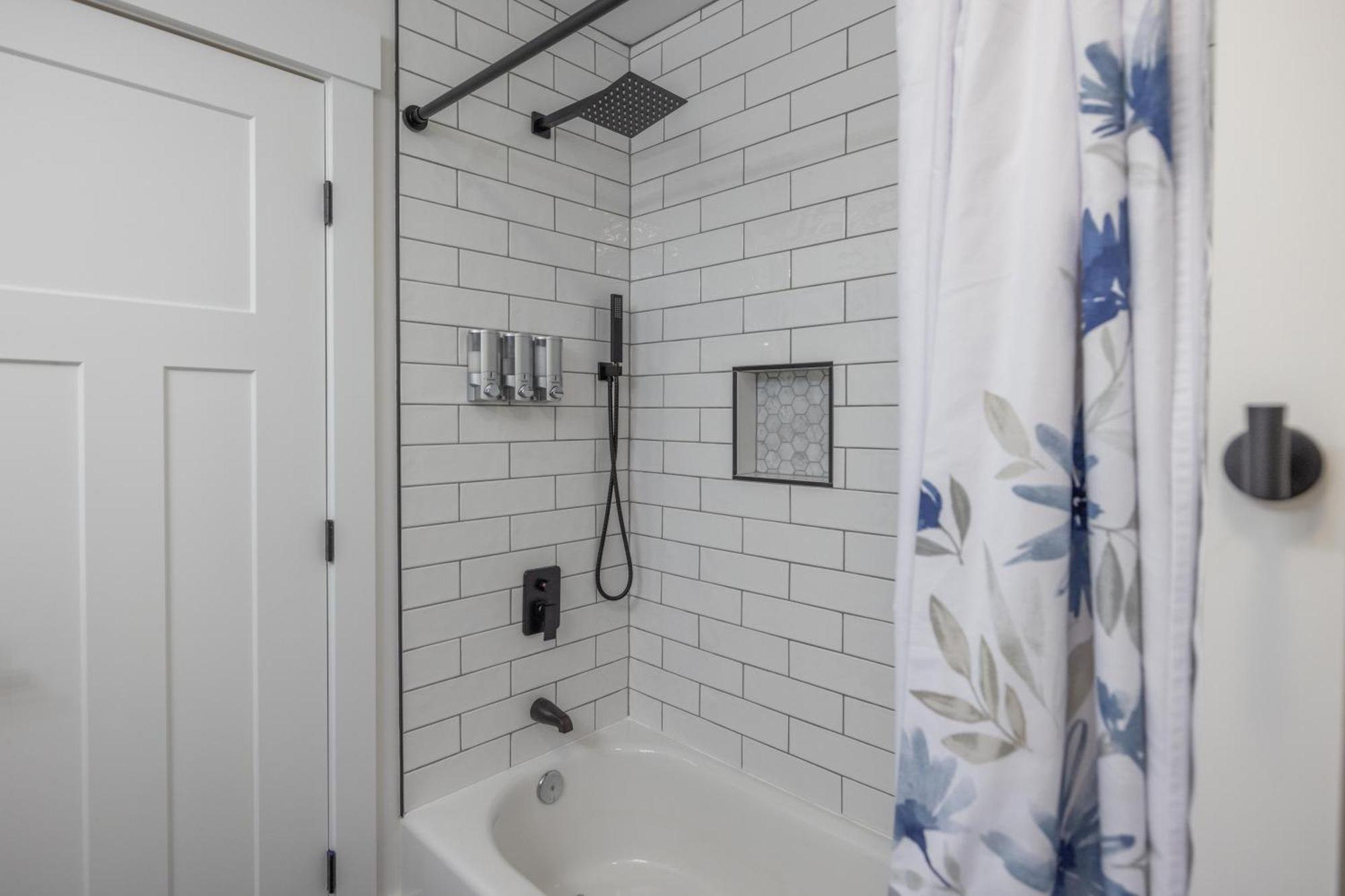 Mid-Century Modern Impeccable Remodel With Hot Tub Villa Asheville Exteriör bild