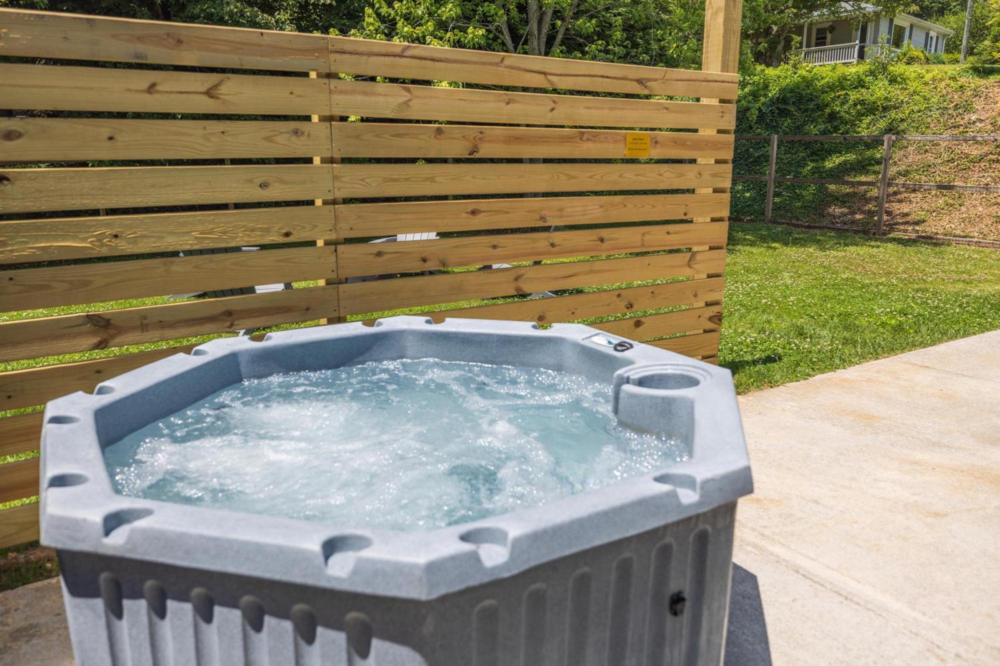 Mid-Century Modern Impeccable Remodel With Hot Tub Villa Asheville Exteriör bild