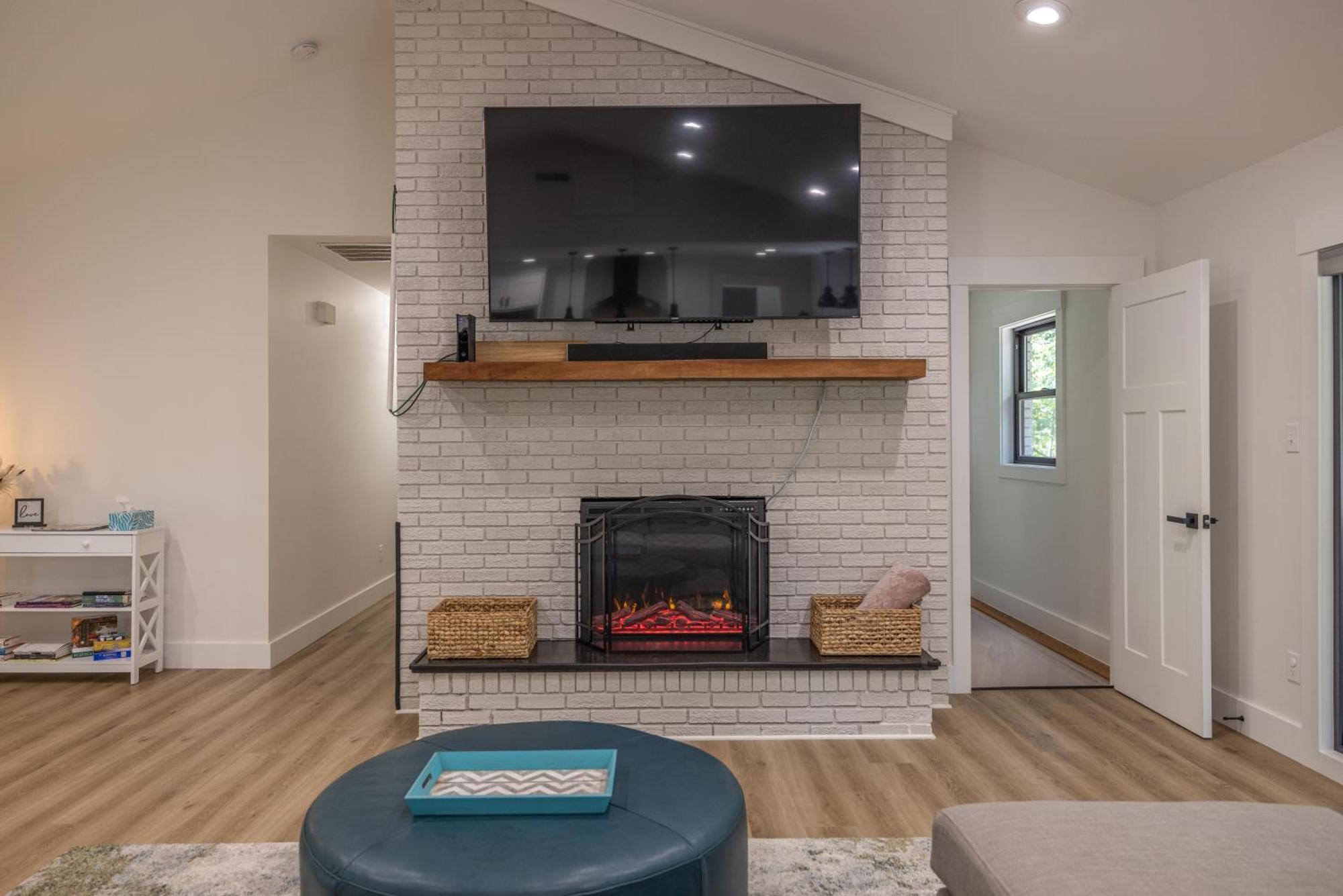 Mid-Century Modern Impeccable Remodel With Hot Tub Villa Asheville Exteriör bild