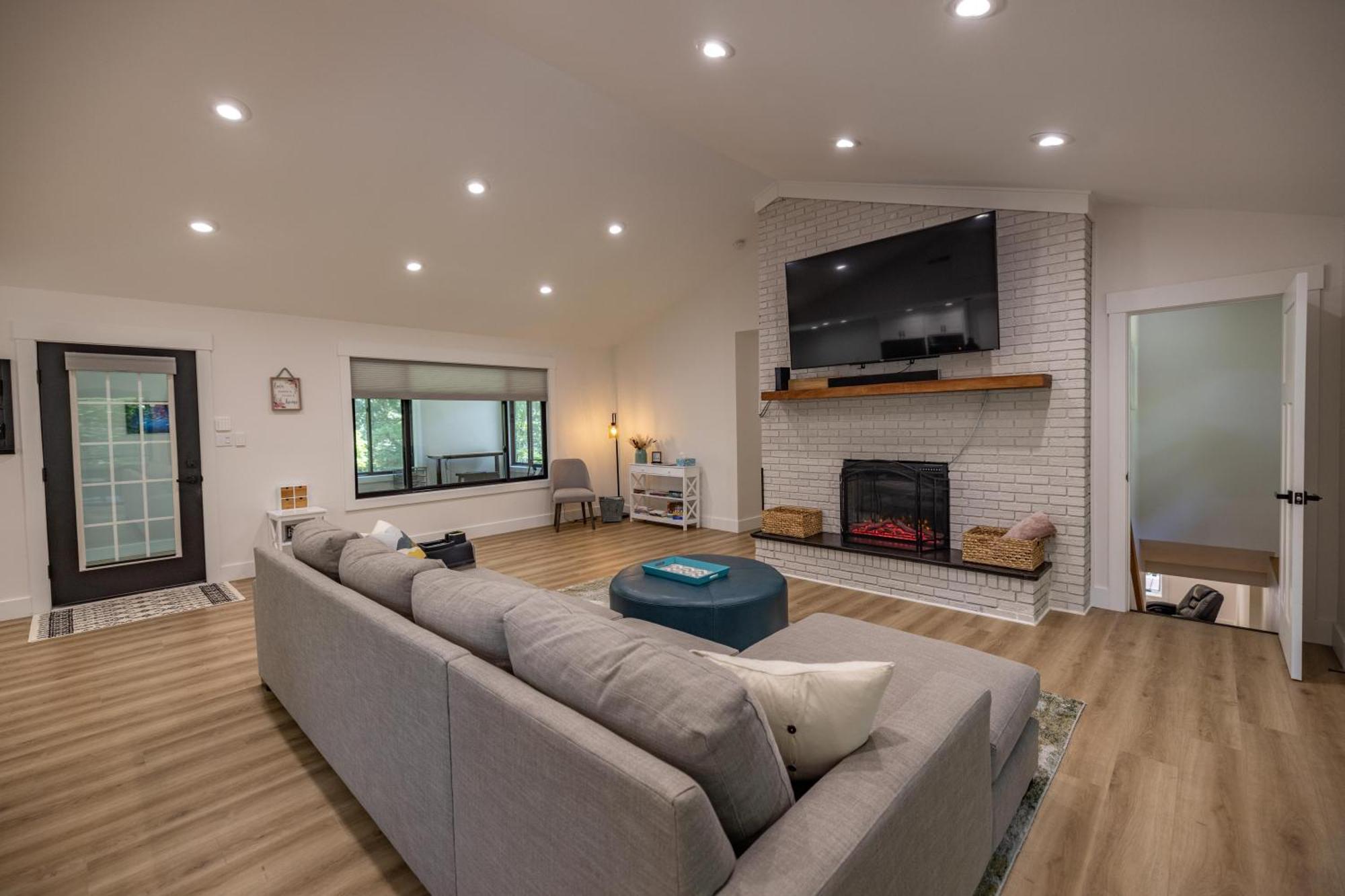 Mid-Century Modern Impeccable Remodel With Hot Tub Villa Asheville Exteriör bild