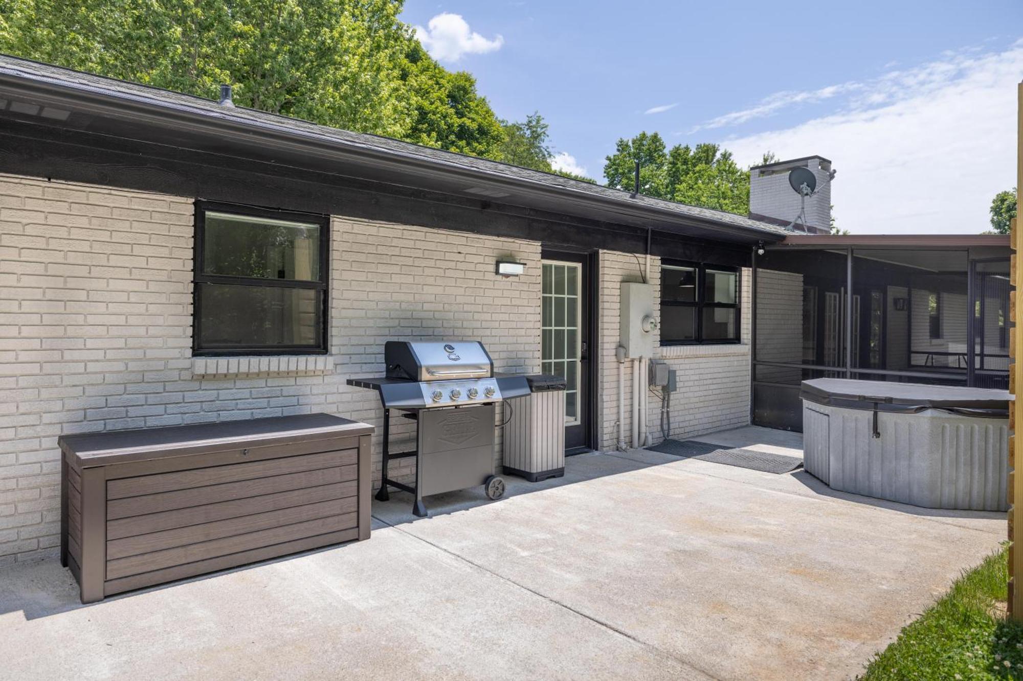 Mid-Century Modern Impeccable Remodel With Hot Tub Villa Asheville Exteriör bild